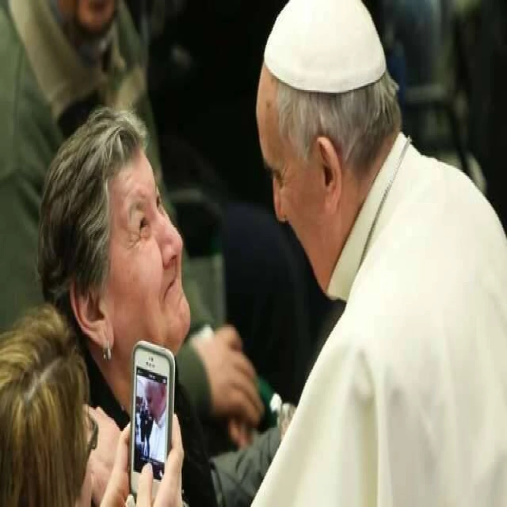 El Papa pide «por favor» no alejar a los ancianos a residencias