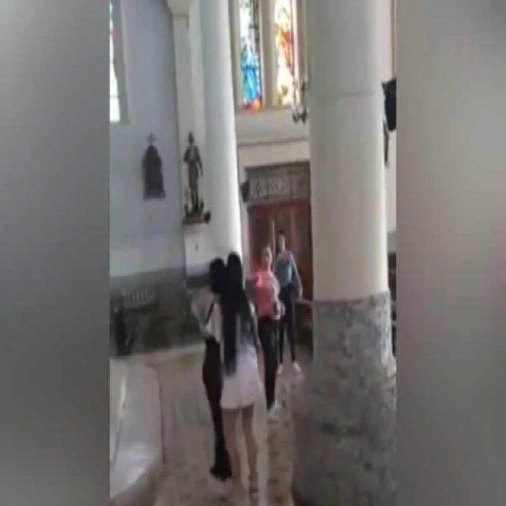 ¡NO RESPETAN! Mujeres se pelearon dentro de una iglesia en plena misa en Colombia (VIDEO)
